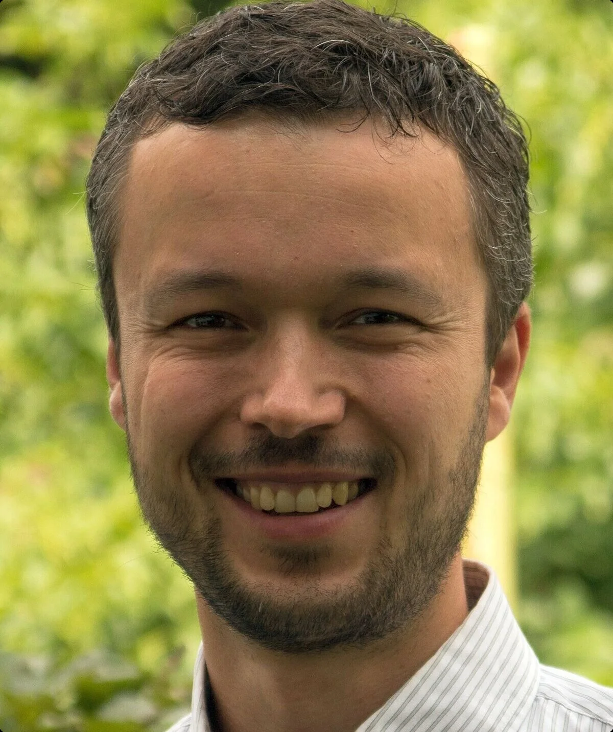 Portrait eines Mannes ohne Bart, kurze dunkle Haare | © Ingo Kerkamm