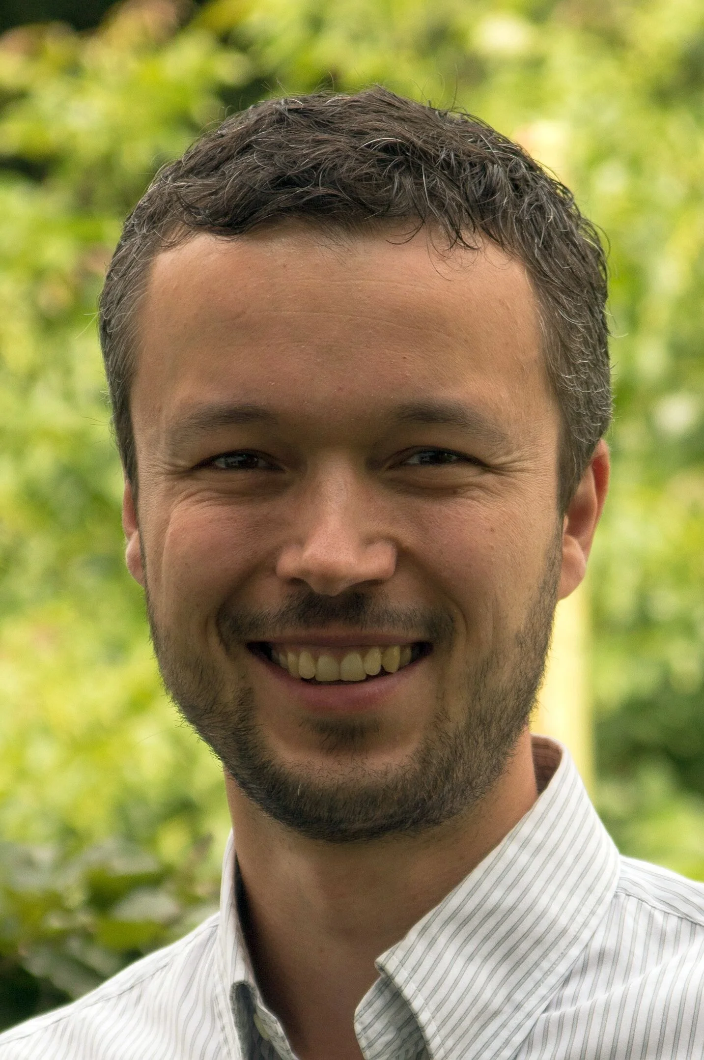 Portrait eines Mannes ohne Bart, kurze dunkle Haare | © Ingo Kerkamm