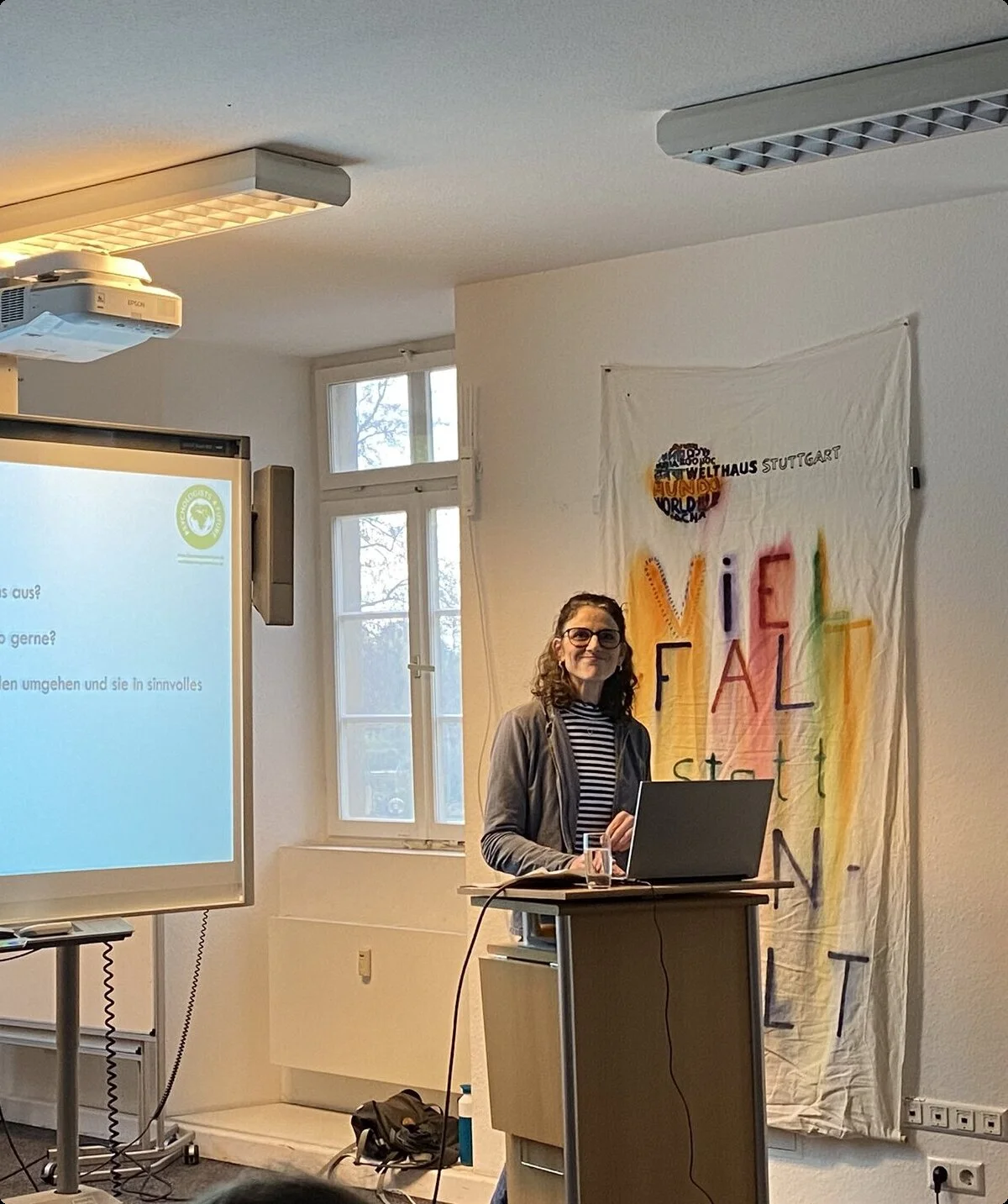 Frau am Rednerpult, im Hintergrund eine Leinwand | © Stefanie Pausch