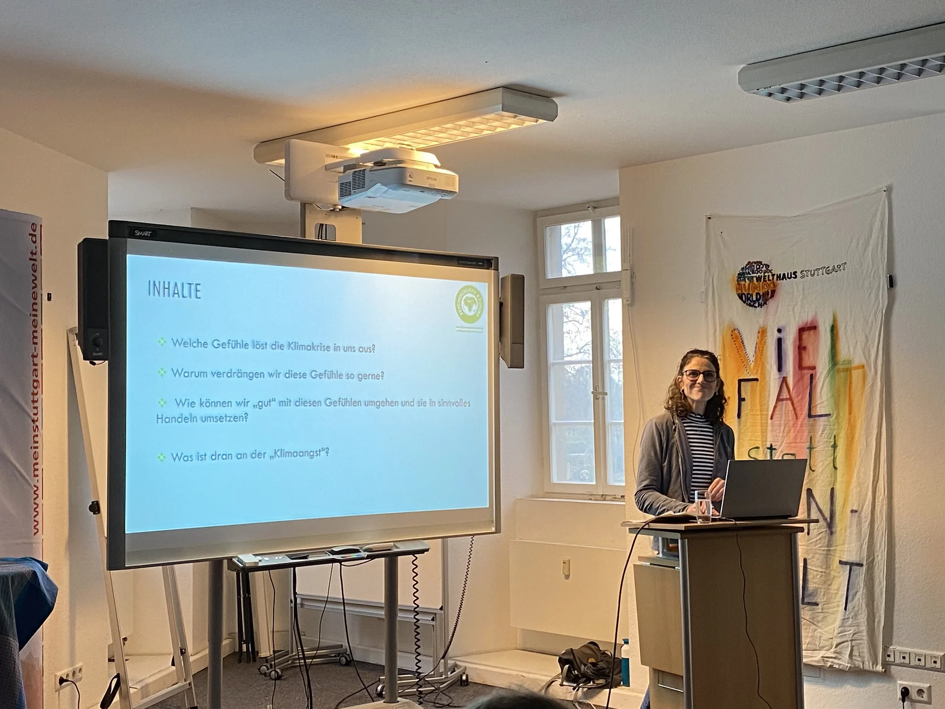Frau am Rednerpult, im Hintergrund eine Leinwand | © Stefanie Pausch