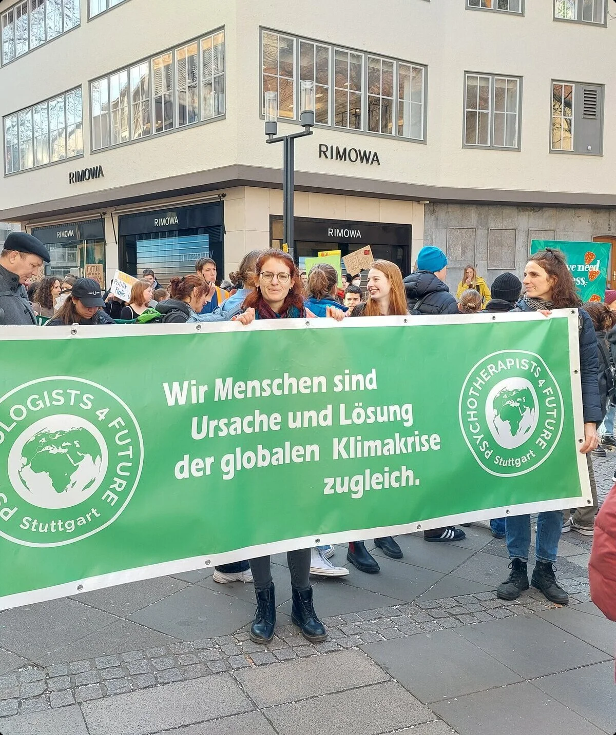 Demonstrierende mit einem Plakat | © Stefanie Pausch