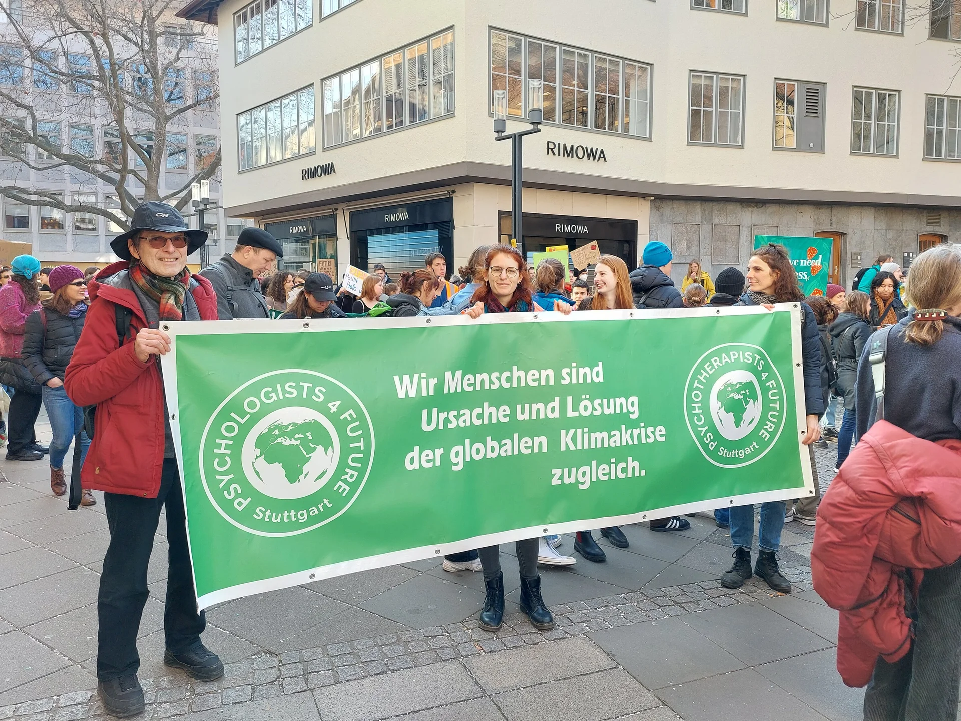 Demonstrierende mit einem Plakat | © Stefanie Pausch