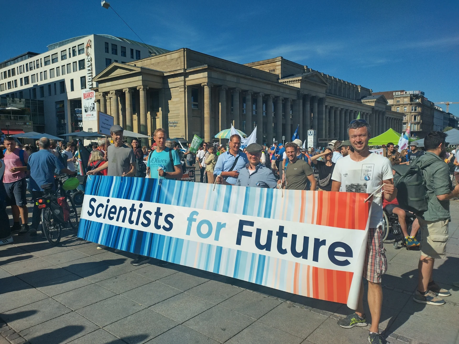 Demonstrierende mit Banner von Scientists for future | © Ingo Kerkamm
