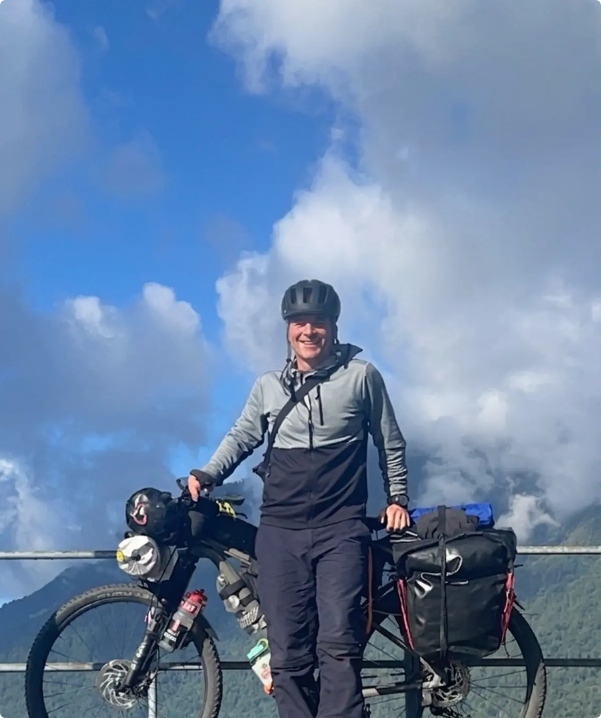 Mann vor Fahrrad mit Taschen | © Philipp Brauchle