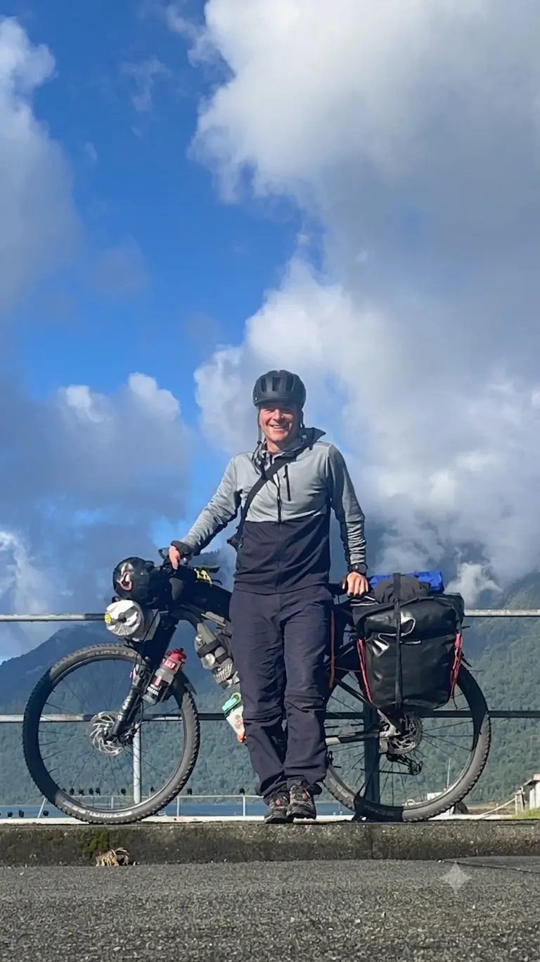 Mann vor Fahrrad mit Taschen | © Philipp Brauchle
