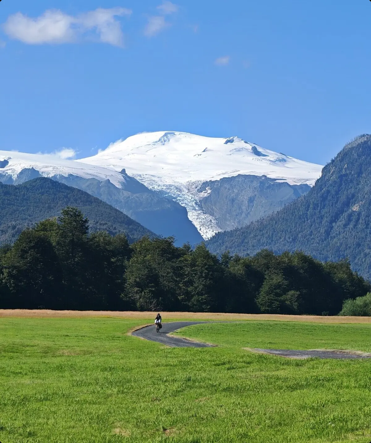 schneebedeckter Berg im Hintergrund, vorne grüne Wiese | © Philipp Brauchle