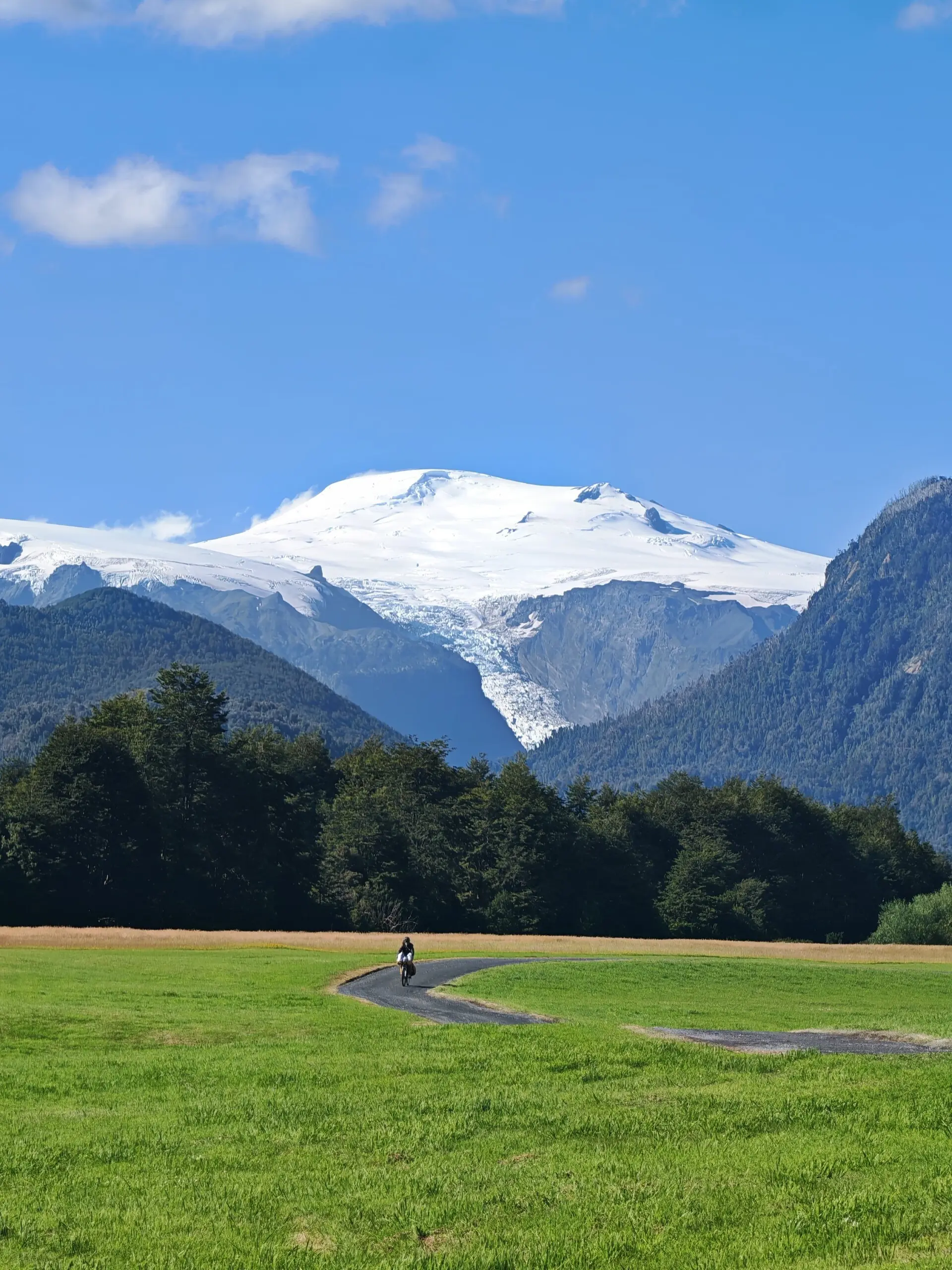 schneebedeckter Berg im Hintergrund, vorne grüne Wiese | © Philipp Brauchle