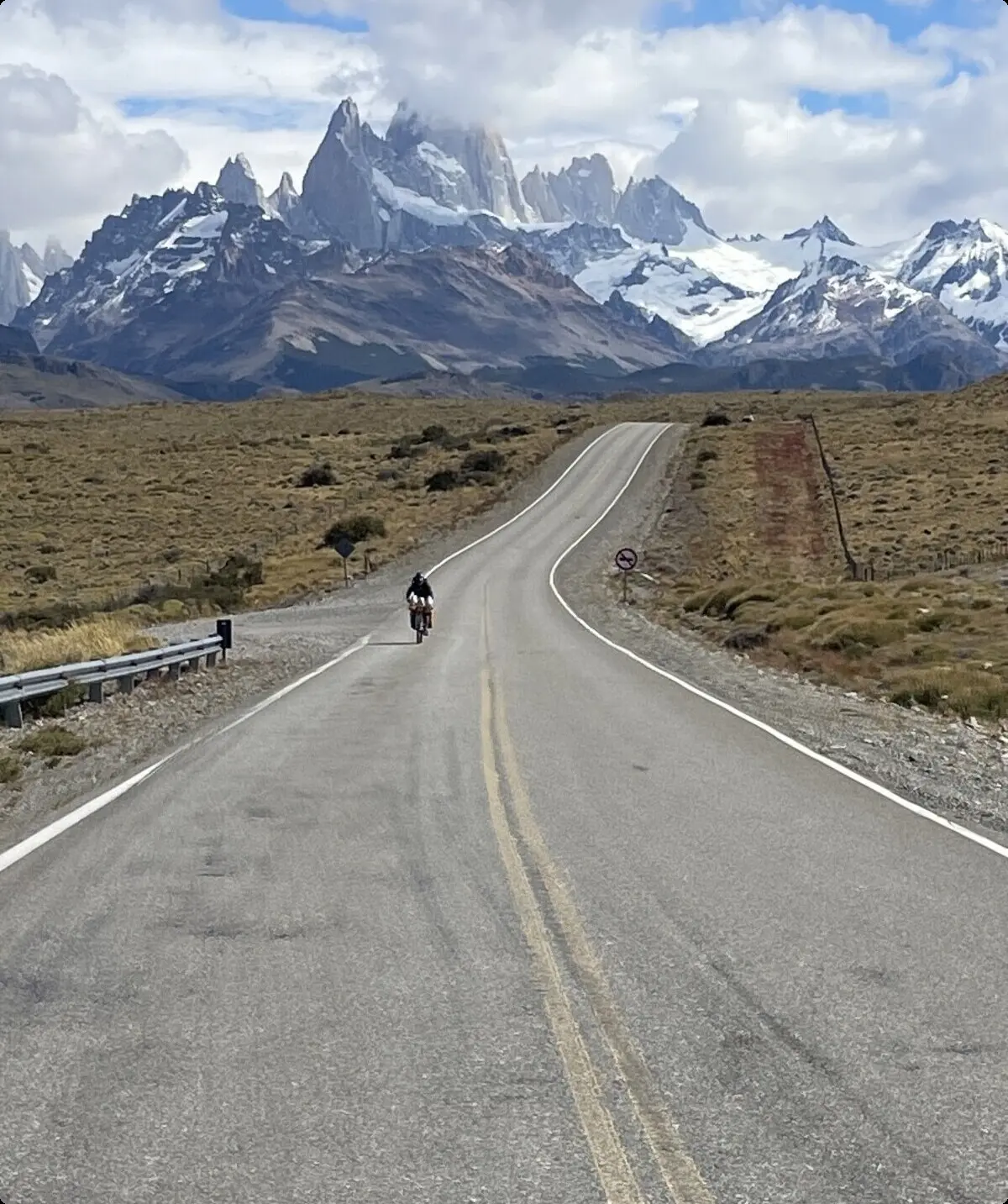 lange Straße, im Bildhintergrund Berge | © Philipp Brauchle