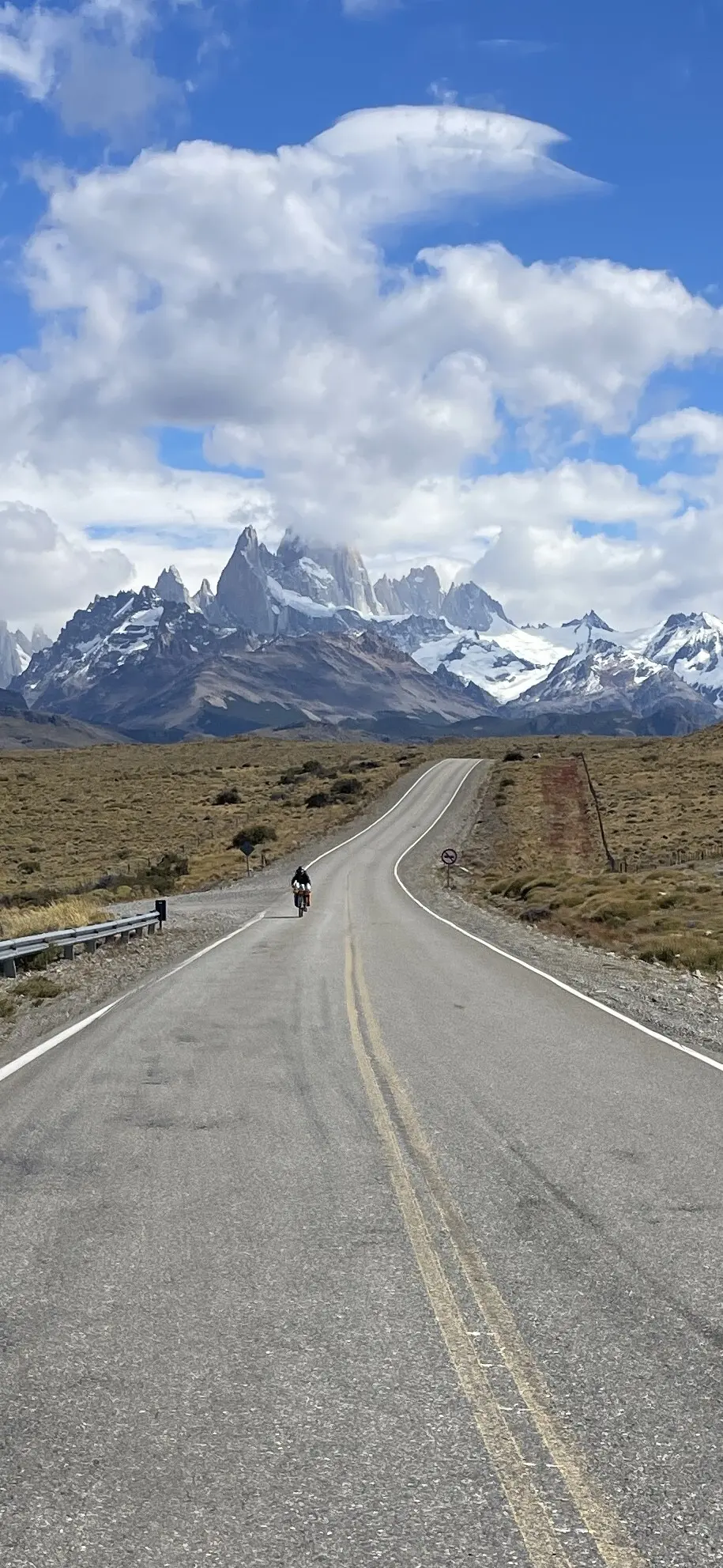 lange Straße, im Bildhintergrund Berge | © Philipp Brauchle