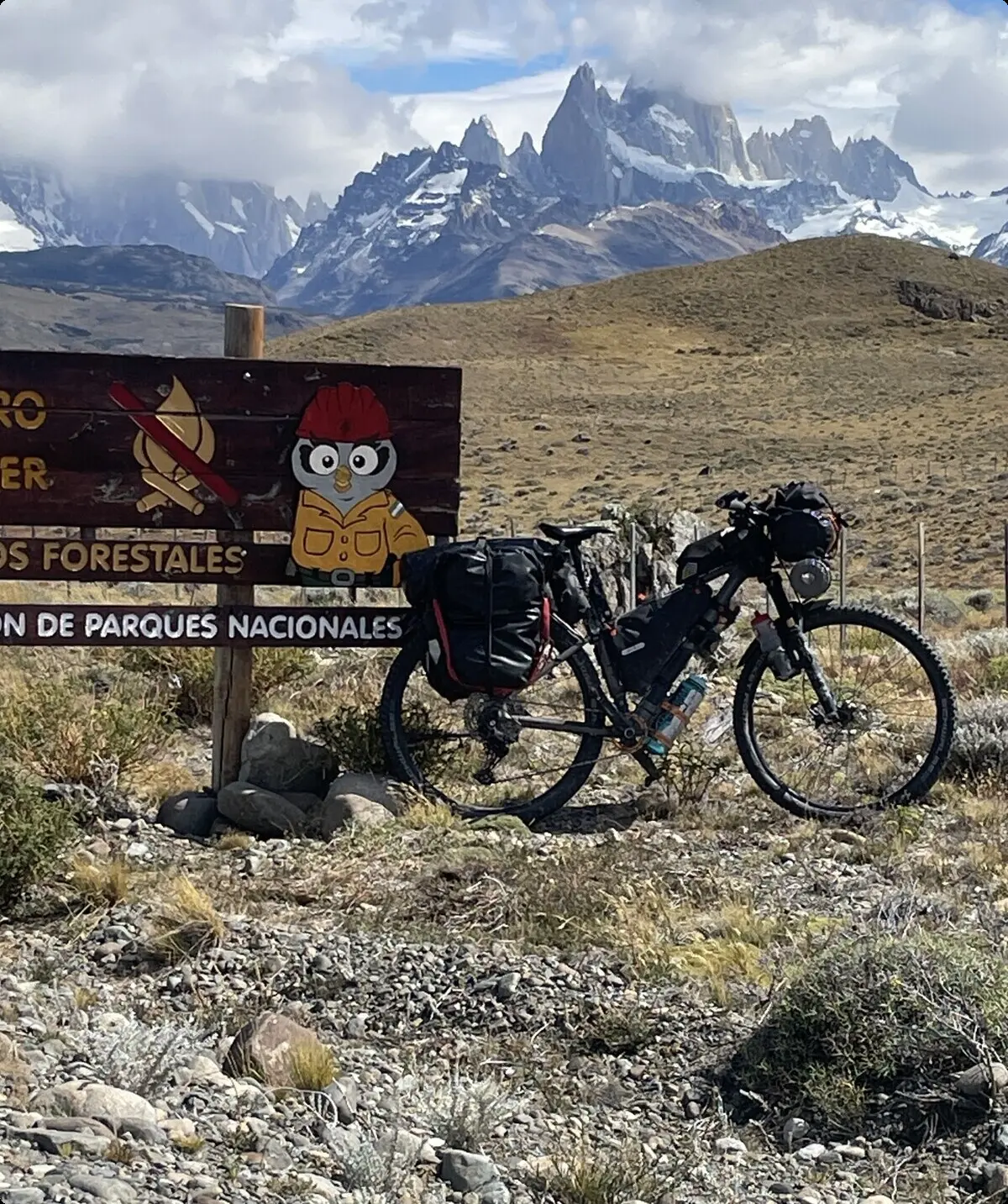 Fahrrad vor Schild, im Hintergrund Berge | © Philipp Brauchle