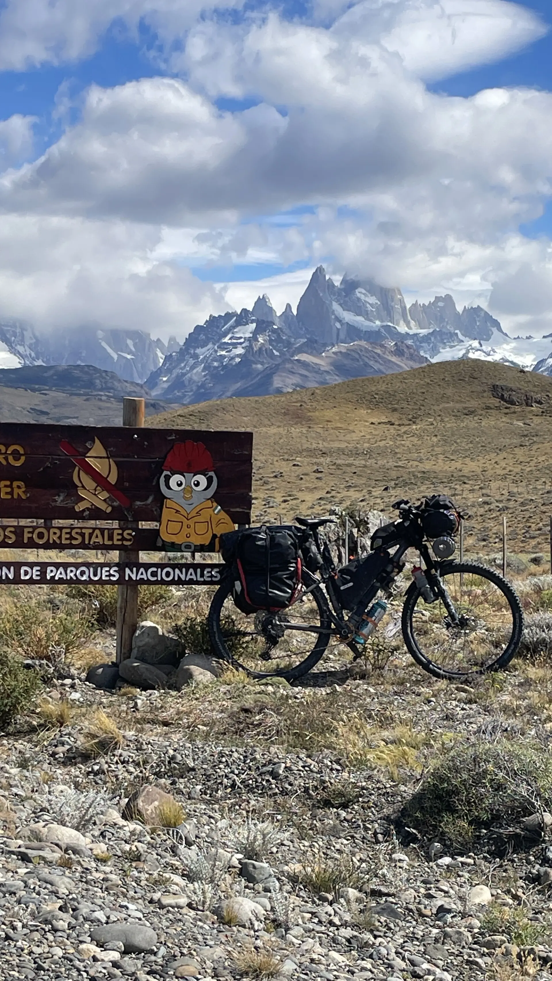 Fahrrad vor Schild, im Hintergrund Berge | © Philipp Brauchle