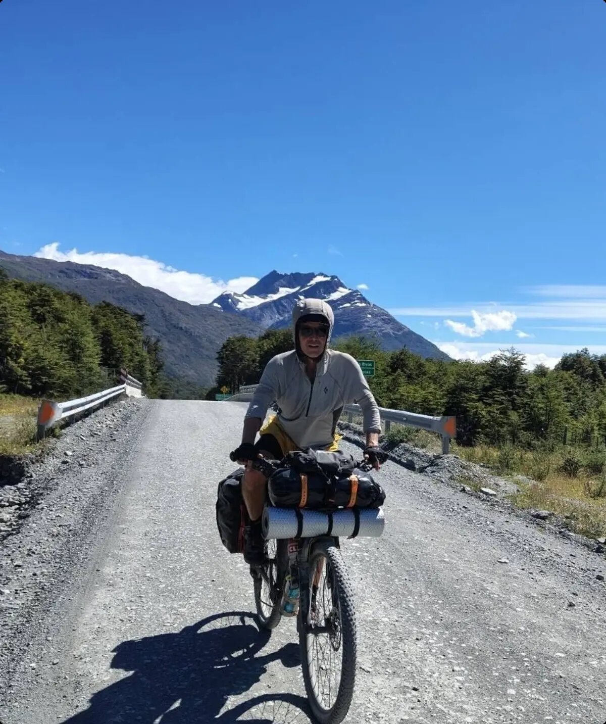 Mann auf Fahrrad, das mit Taschen beladen ist | © Philipp Brauchle