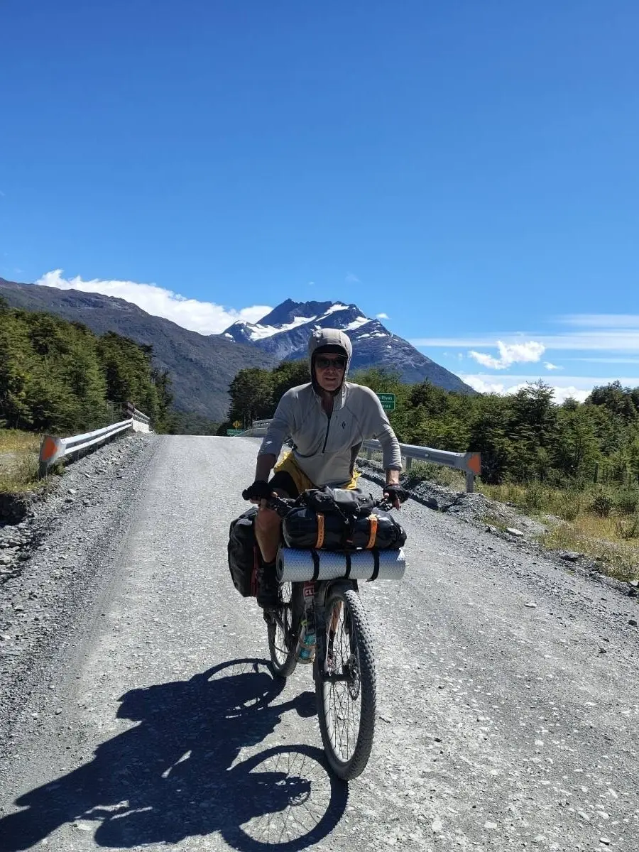 Mann auf Fahrrad, das mit Taschen beladen ist | © Philipp Brauchle
