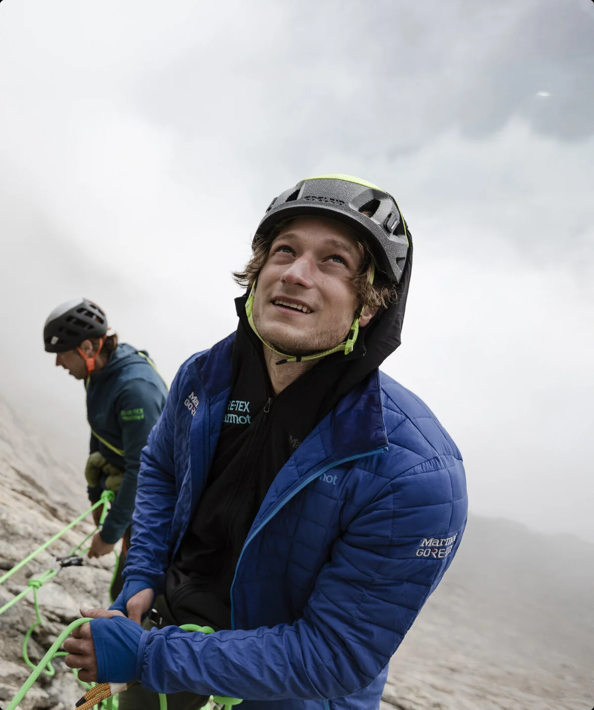 Kletterer beim Sichern, der nach oben blickt | © © Stefan Glowacz GmbH