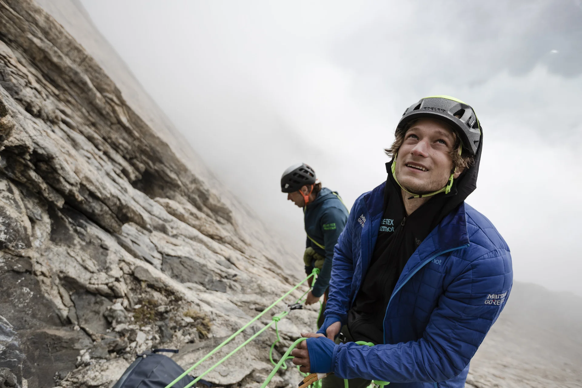 Kletterer beim Sichern, der nach oben blickt | © © Stefan Glowacz GmbH