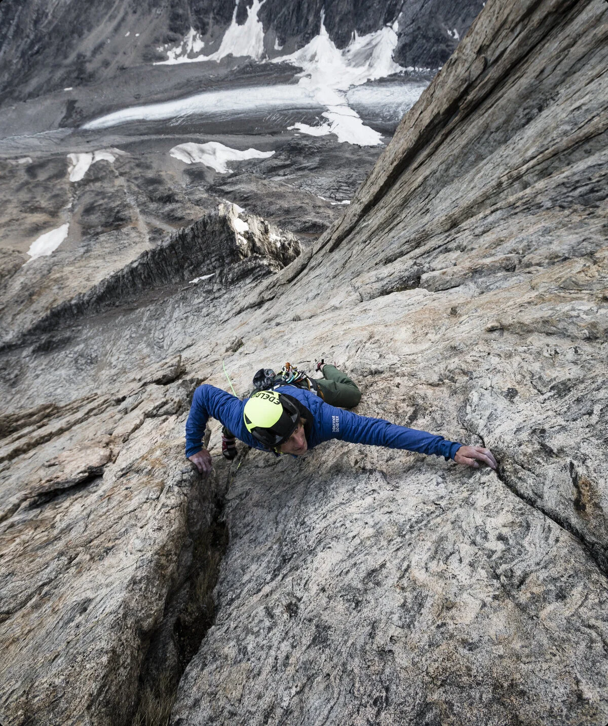 Kletterer in der Felswand, Blick nach oben in die Kamera | © © Stefan Glowacz GmbH