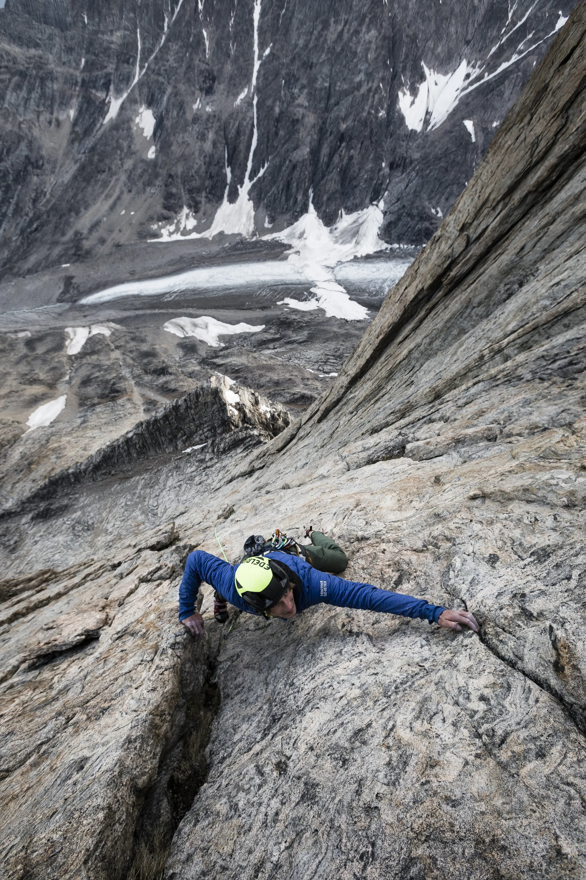 Kletterer in der Felswand, Blick nach oben in die Kamera | © © Stefan Glowacz GmbH