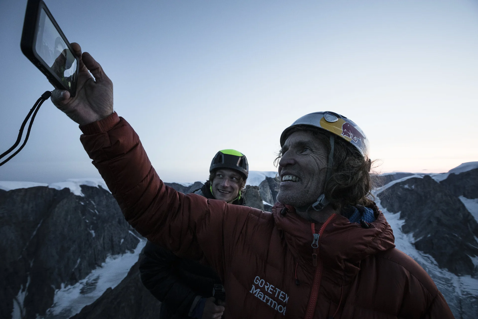 Stefan Glowacz macht ein Selfie von sich und Philipp Hans | © © Stefan Glowacz GmbH