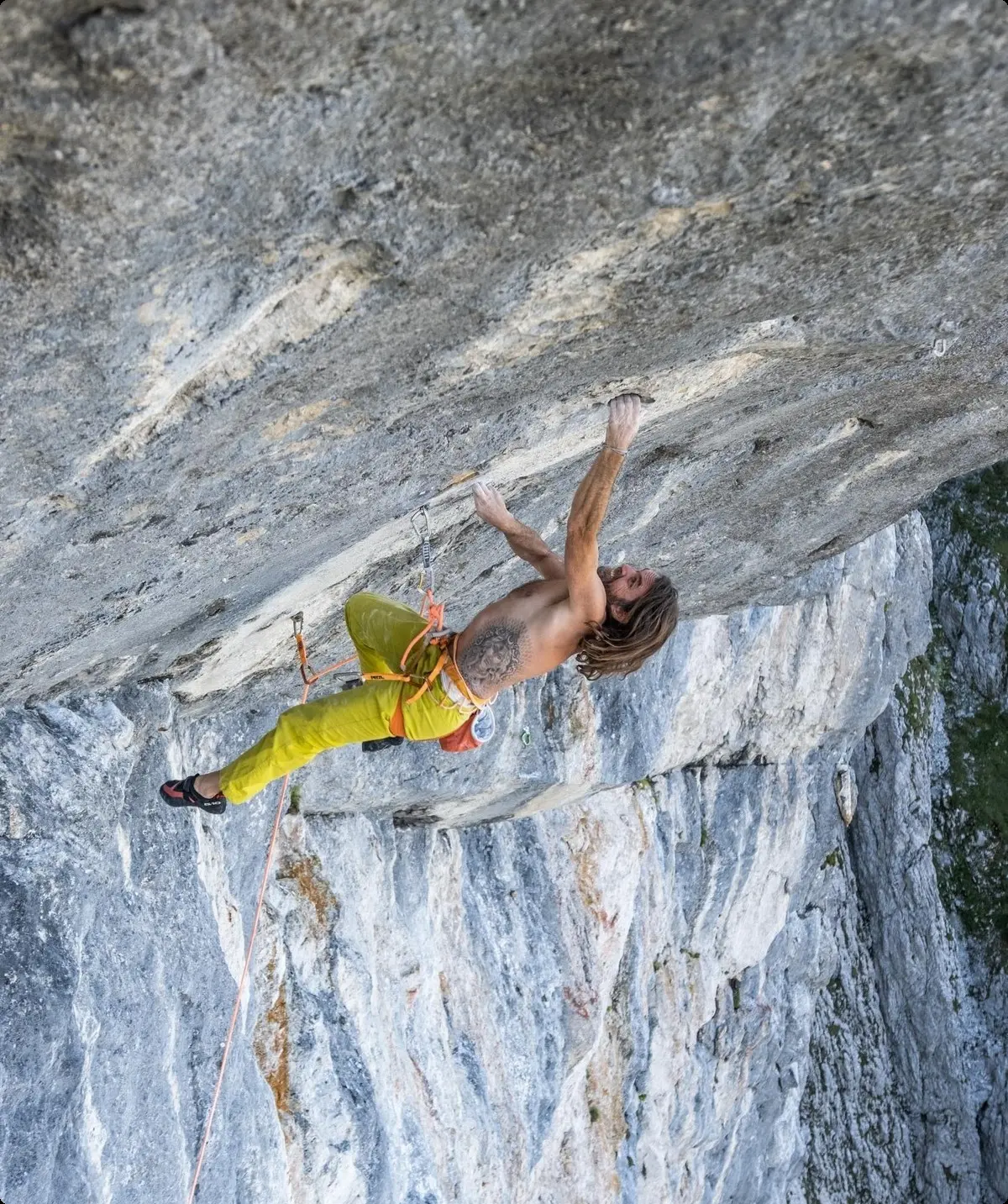 Kletterer in Felswand mit gelber Hose | © Thomas Huber
