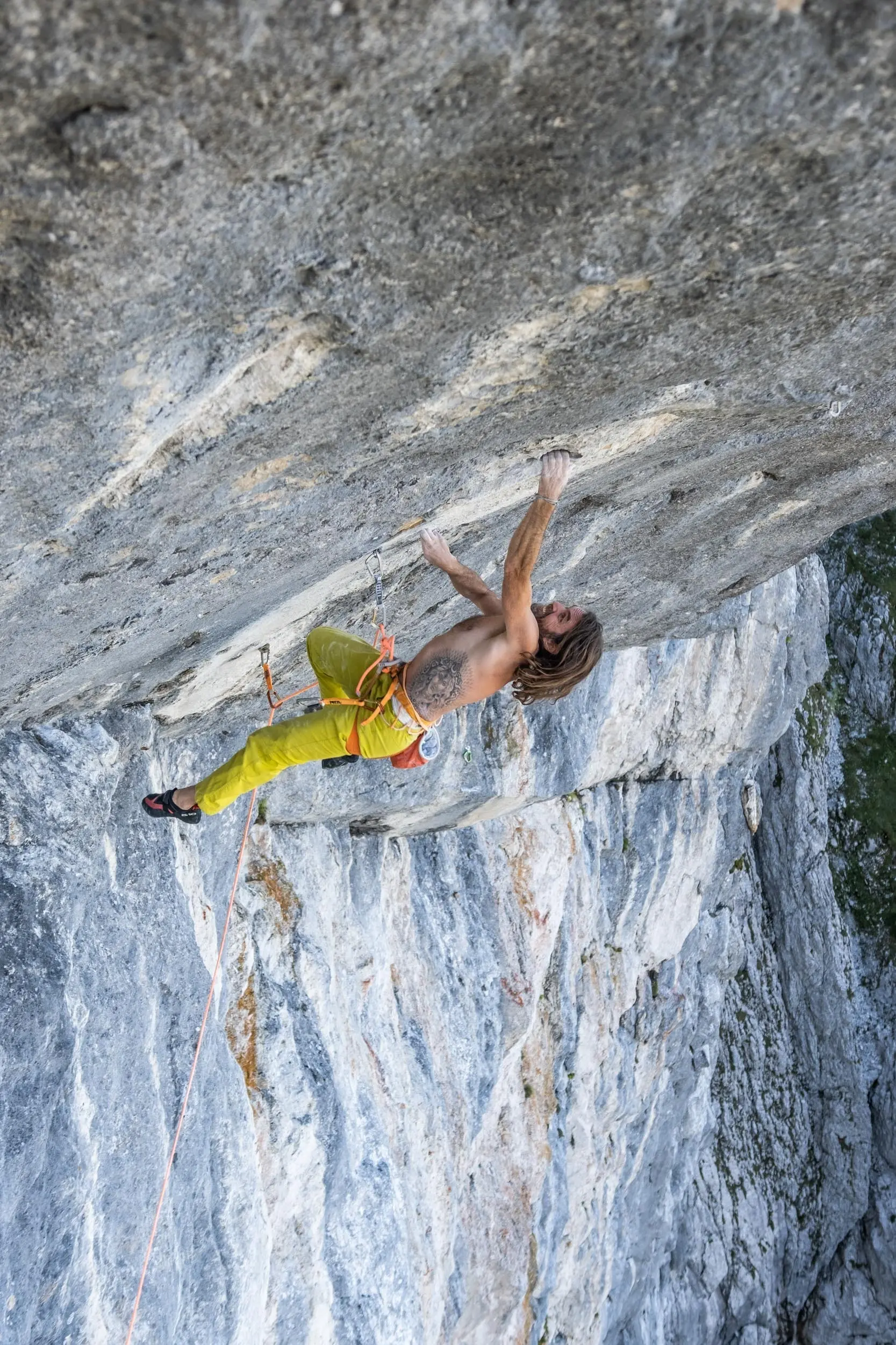 Kletterer in Felswand mit gelber Hose | © Thomas Huber