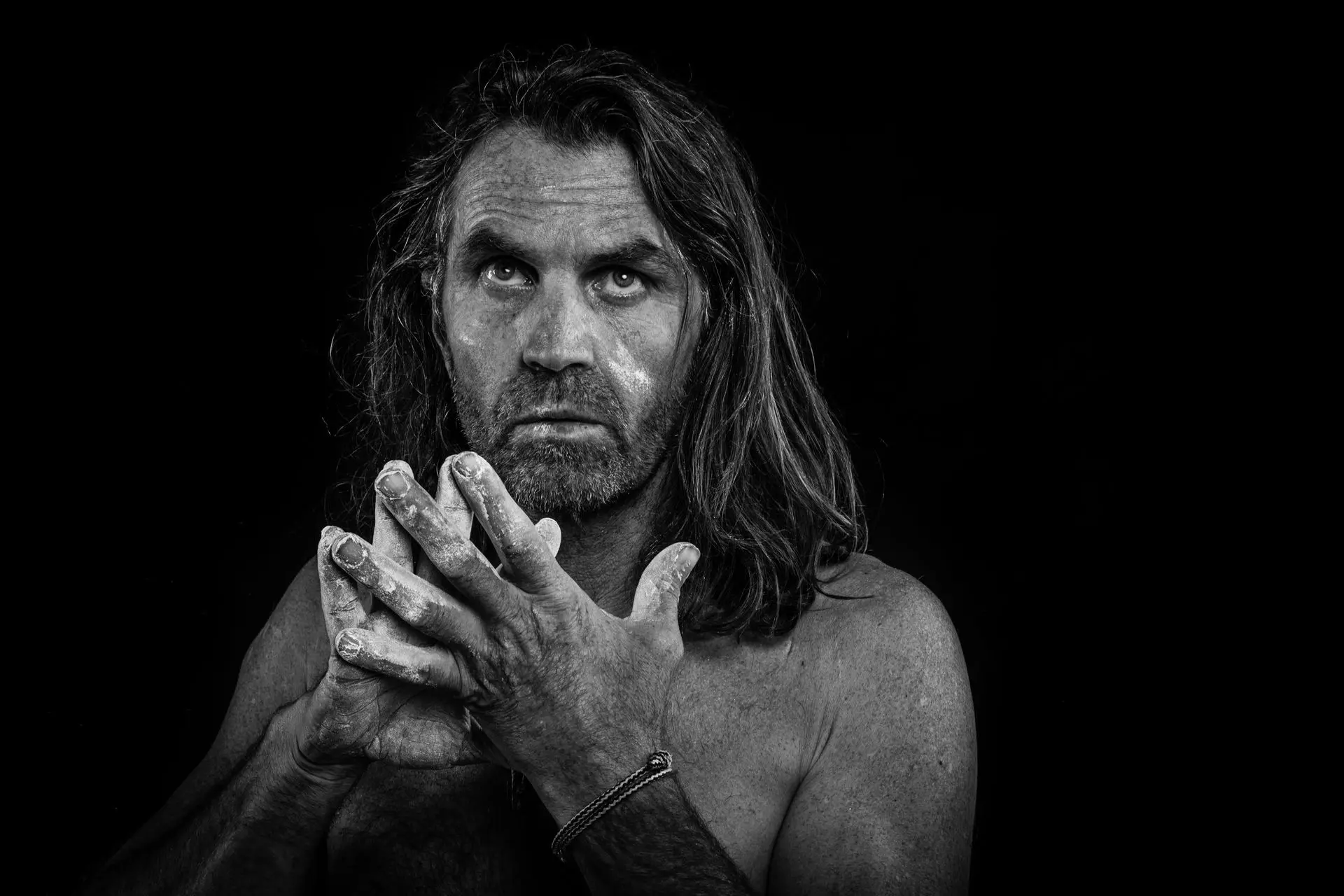Mann mit schulterlangem Haar, der in nach oben blickt | © Thomas Huber
