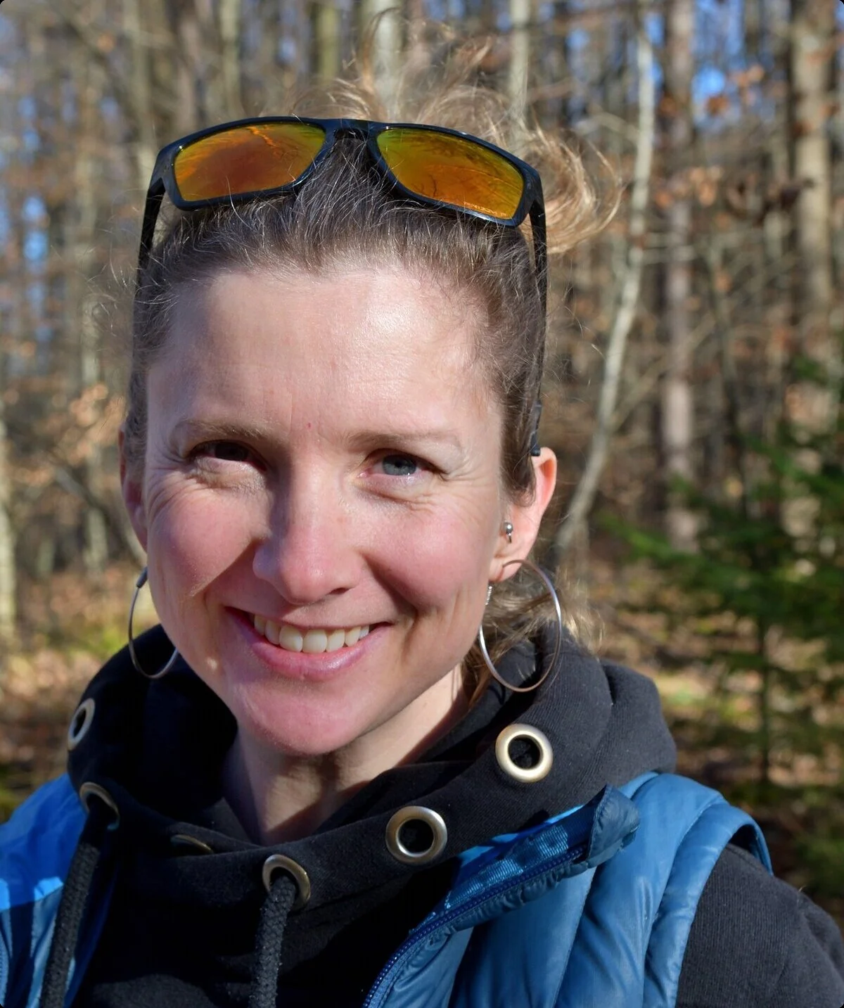 Frau lächelt in die Kamera, sie hat eine Sonnenbrille hochgesteckt. | © Verena Schmidt