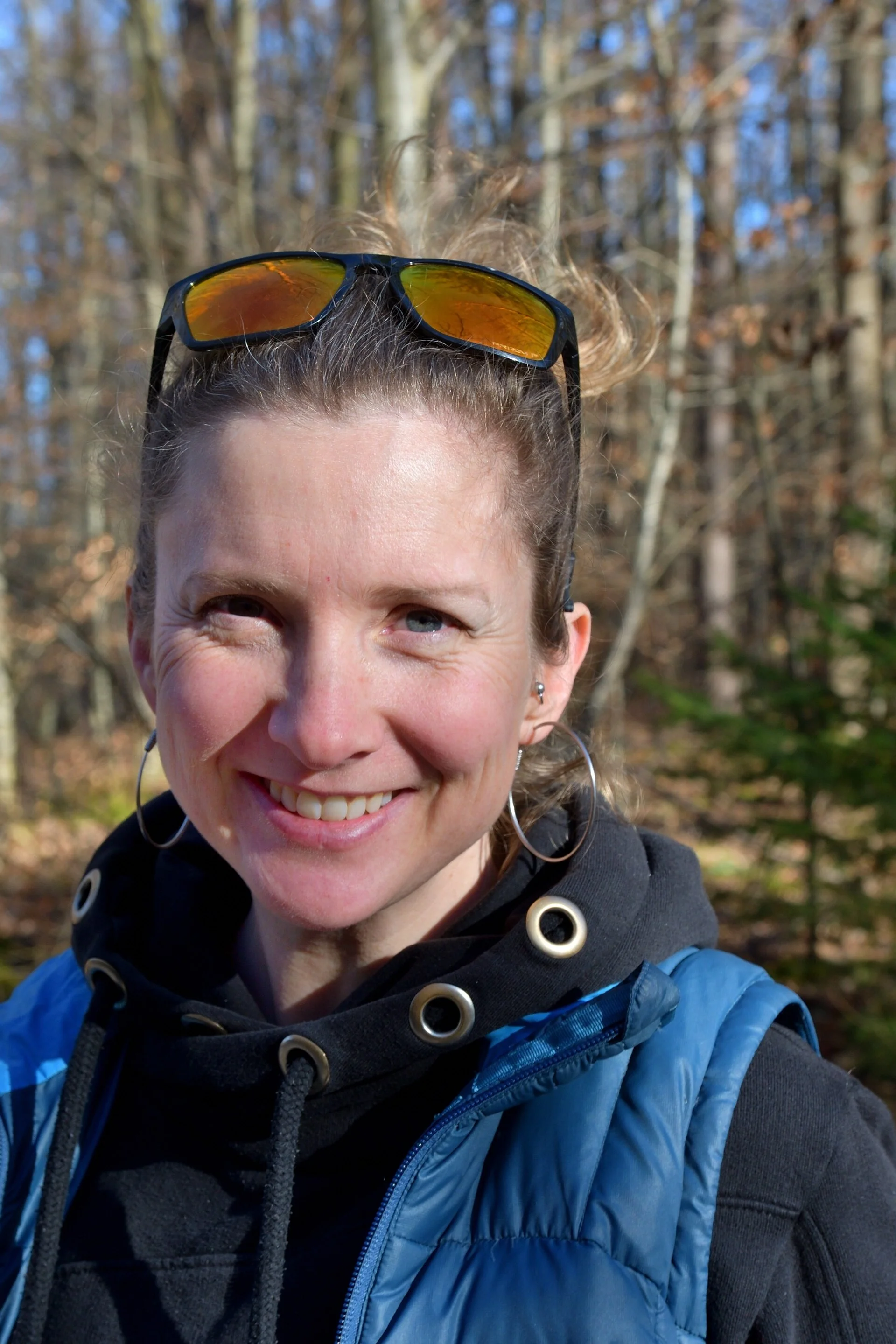 Frau lächelt in die Kamera, sie hat eine Sonnenbrille hochgesteckt. | © Verena Schmidt