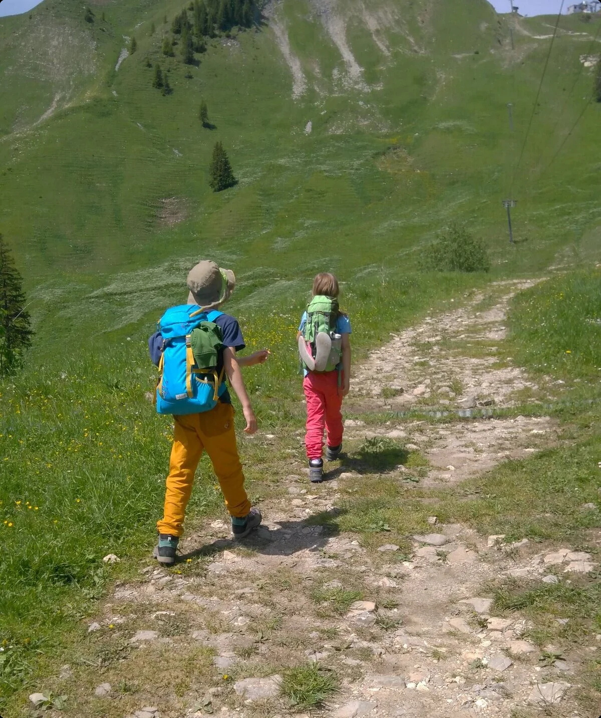 Zwei Kinder mit bunter Kleidung auf einem Wanderweg | © Waltraud Zopf