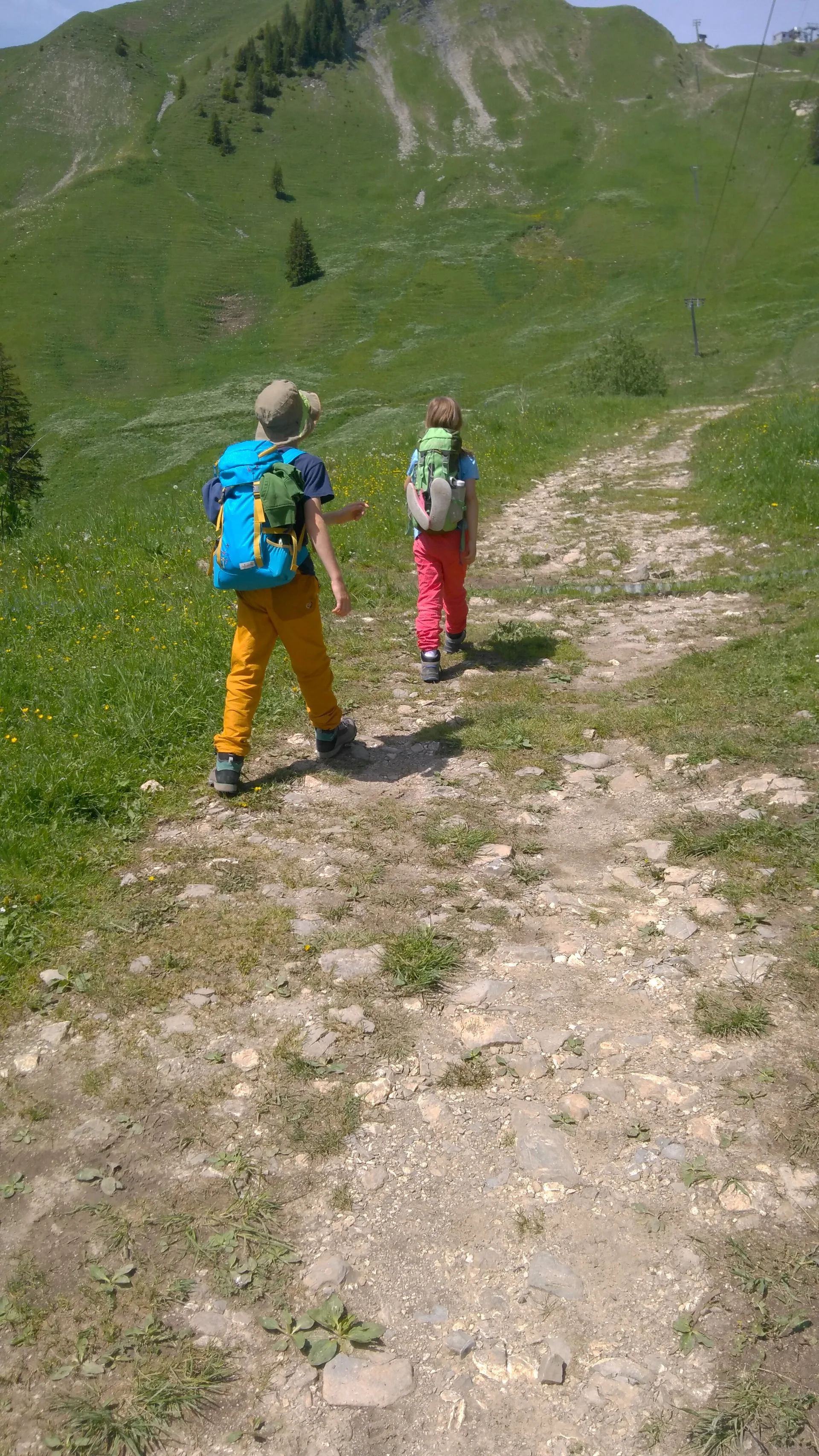 Zwei Kinder mit bunter Kleidung auf einem Wanderweg | © Waltraud Zopf