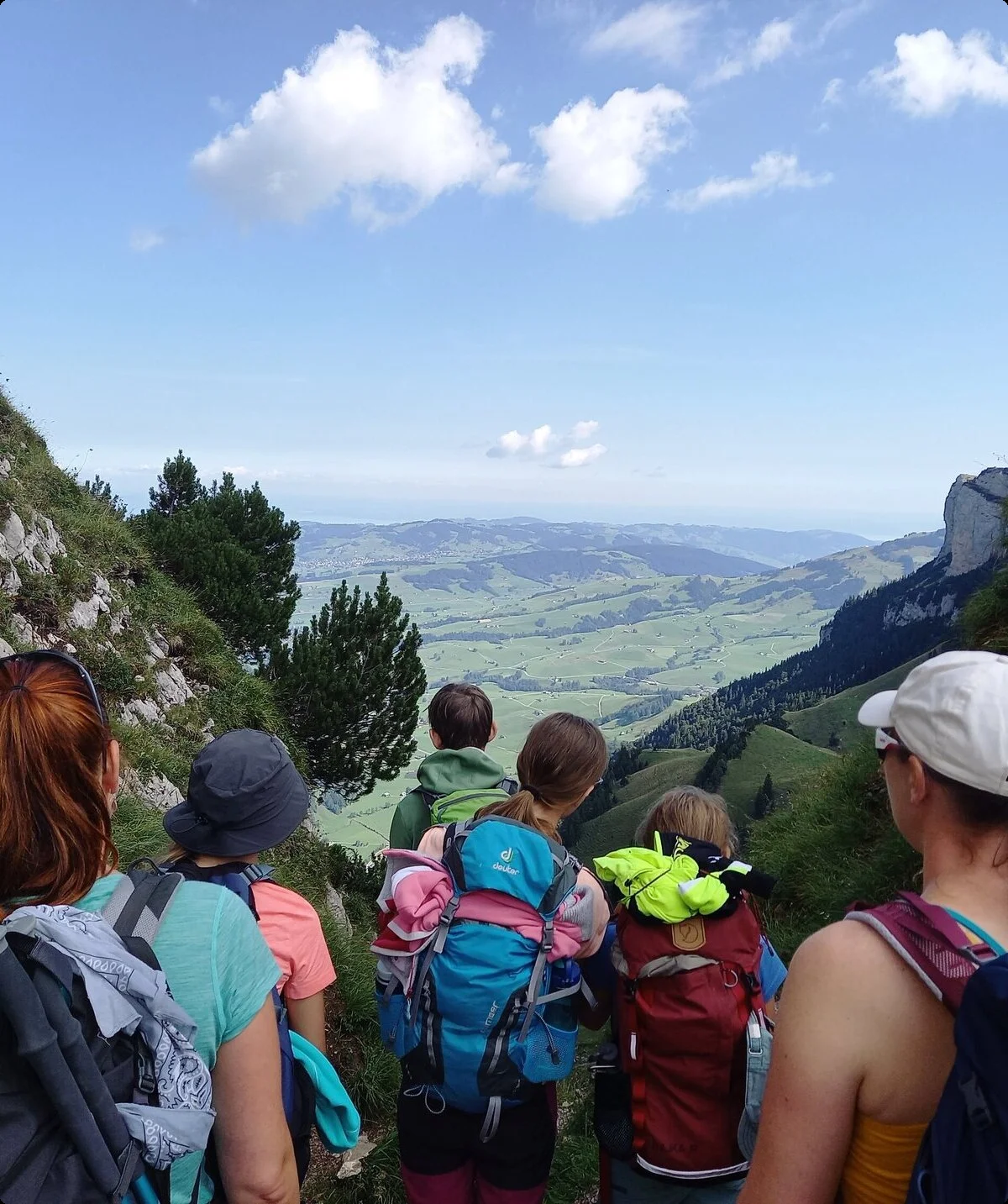 Zwei Mütter und vier Kinder von hinten. Sie genießen den Ausblick in die weite Landschaft. | © Waltraud Zopf
