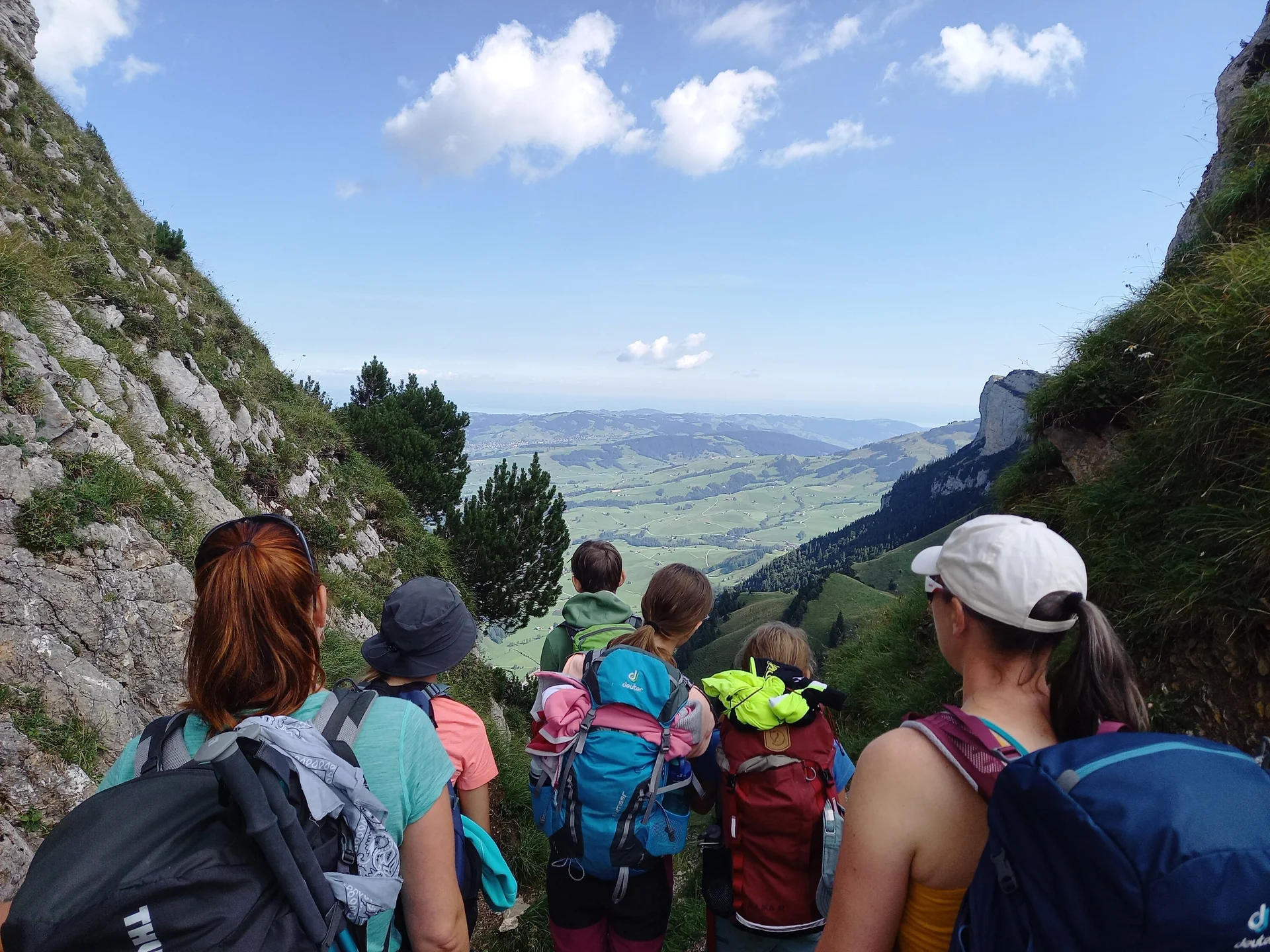 Zwei Mütter und vier Kinder von hinten. Sie genießen den Ausblick in die weite Landschaft. | © Waltraud Zopf