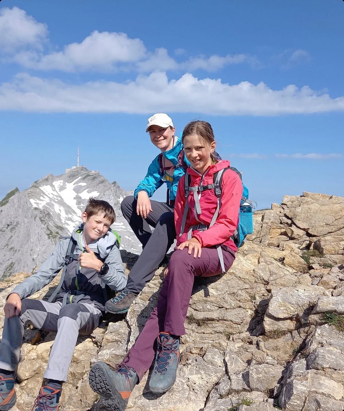 Mutter und zwei Kinder am Berg. Alle lächeln in die Kamera. | © Waltraud Zopf