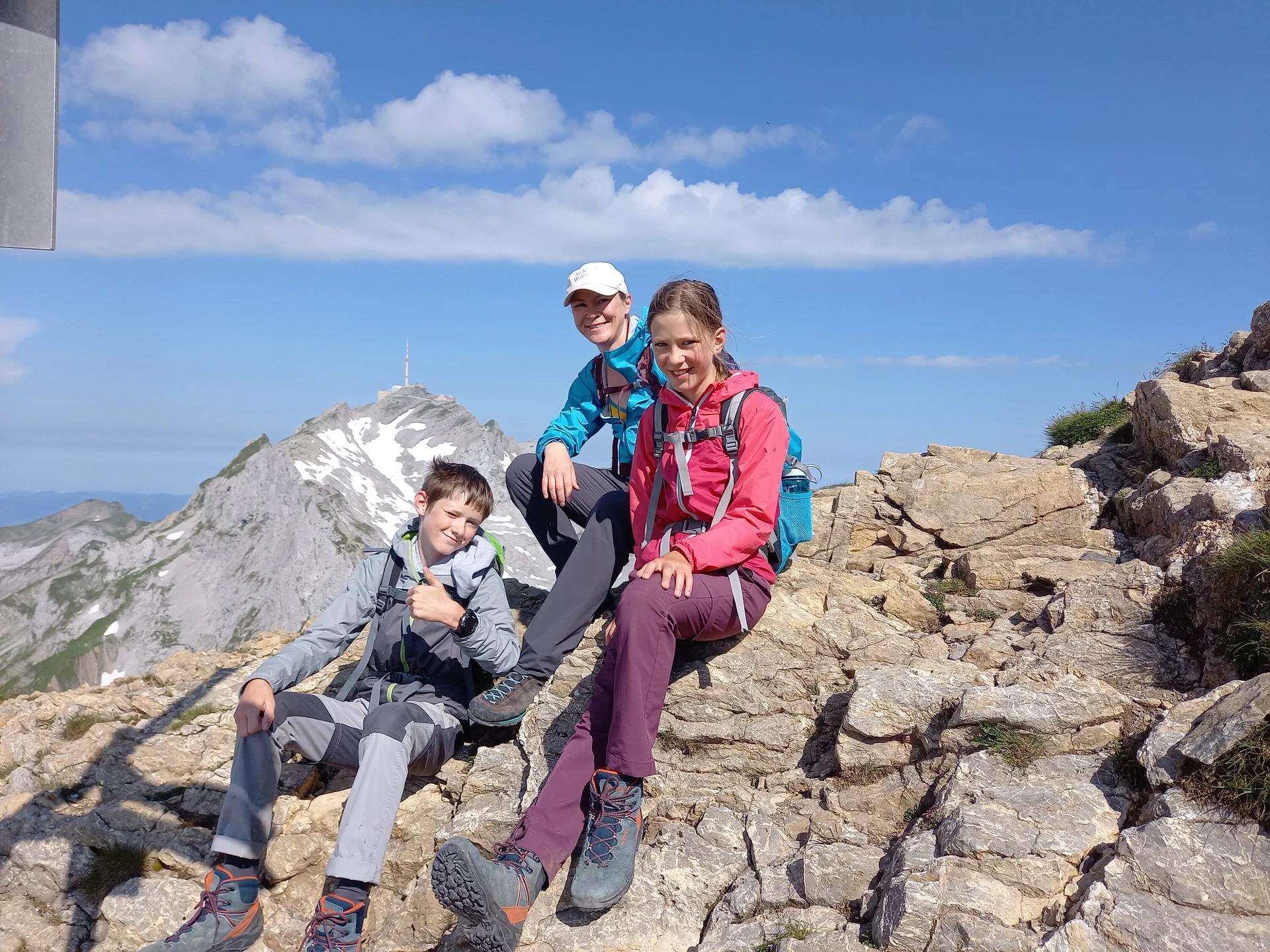 Mutter und zwei Kinder am Berg. Alle lächeln in die Kamera. | © Waltraud Zopf