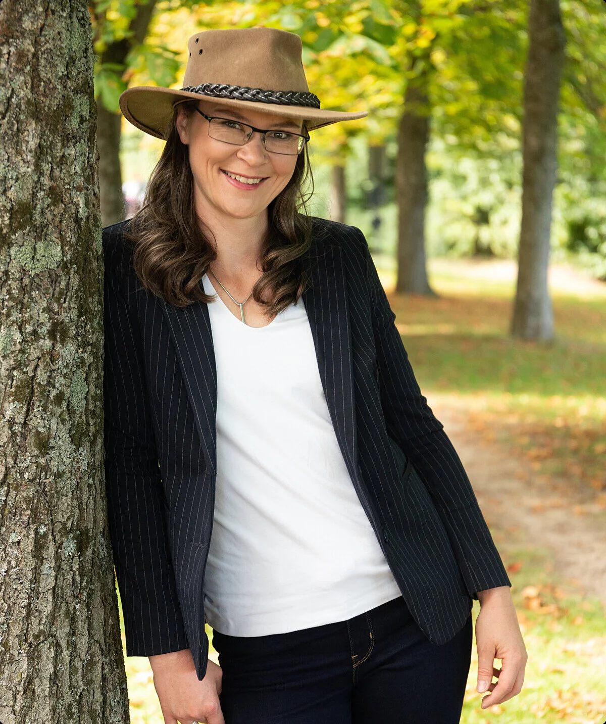 Frau mit Hut und Brille, die in die Kamera lächelt. | © Waltraud Zopf