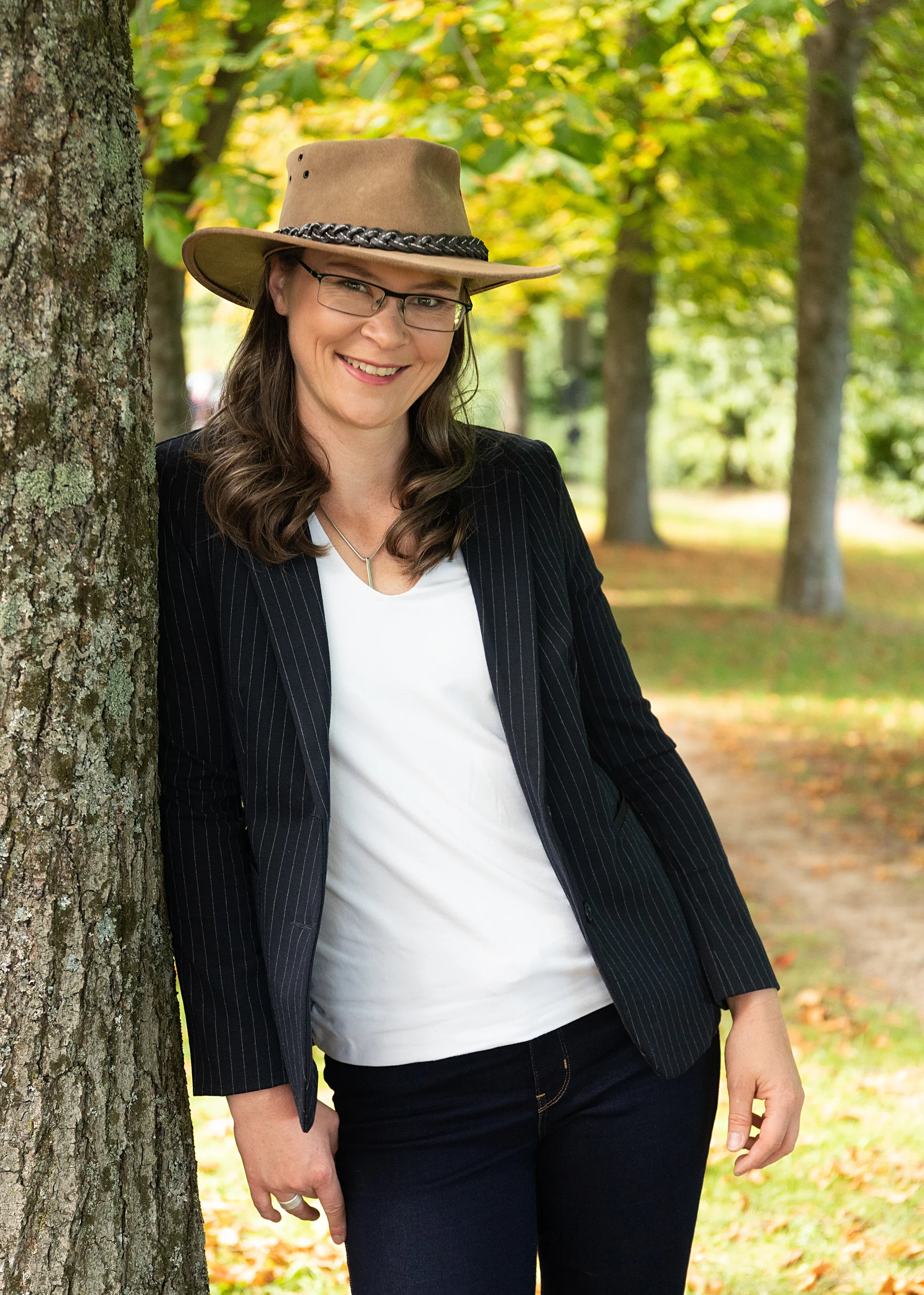 Frau mit Hut und Brille, die in die Kamera lächelt. | © Waltraud Zopf