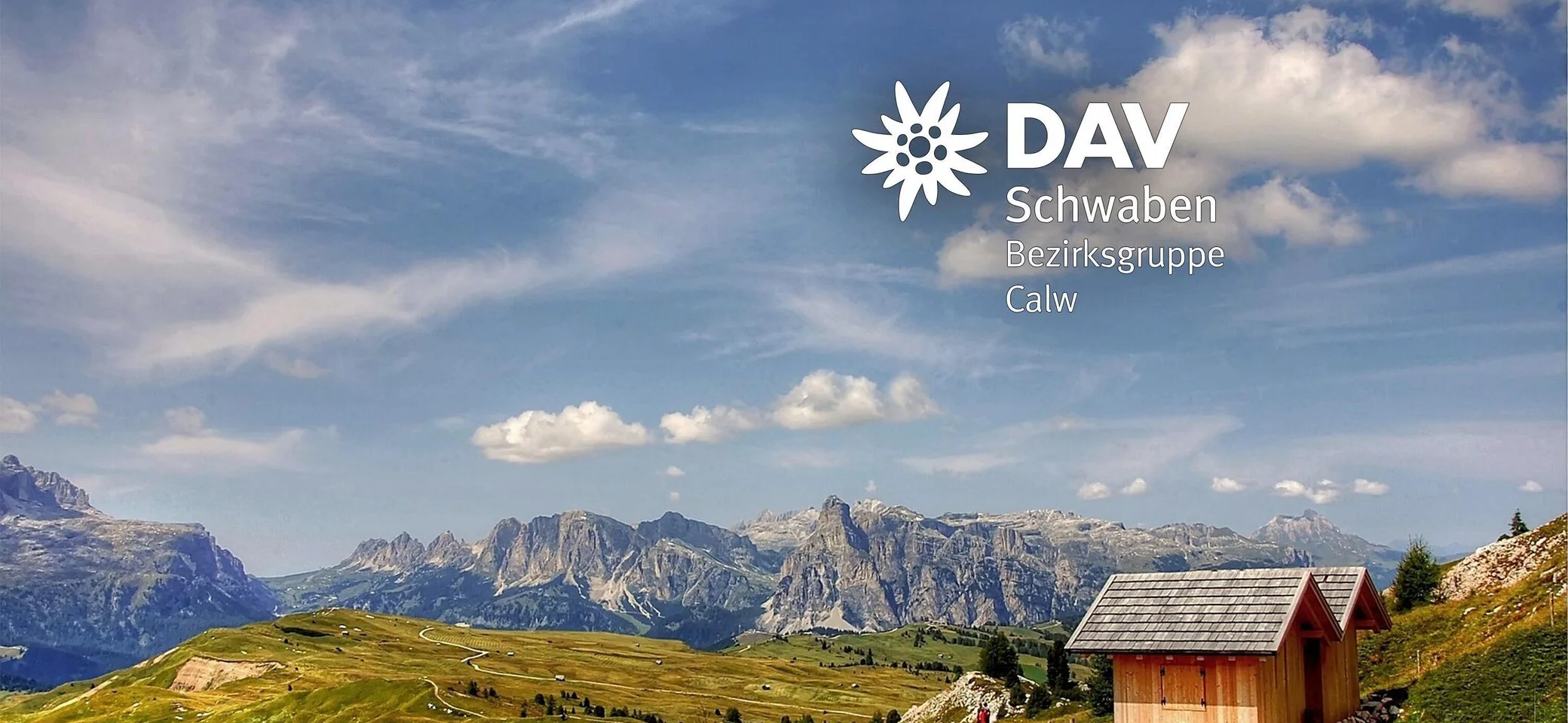 Ein dramatisches Küstenbild: Hohe Wellen schlagen gegen zerklüftete Felsen, während der Himmel in kräftigen Farben explodiert – Orange, Lila, Tiefblau. Ein einzelner Möwenflug zeichnet sich scharf gegen das Licht ab | © kostenlose Nutzung PIXABAY