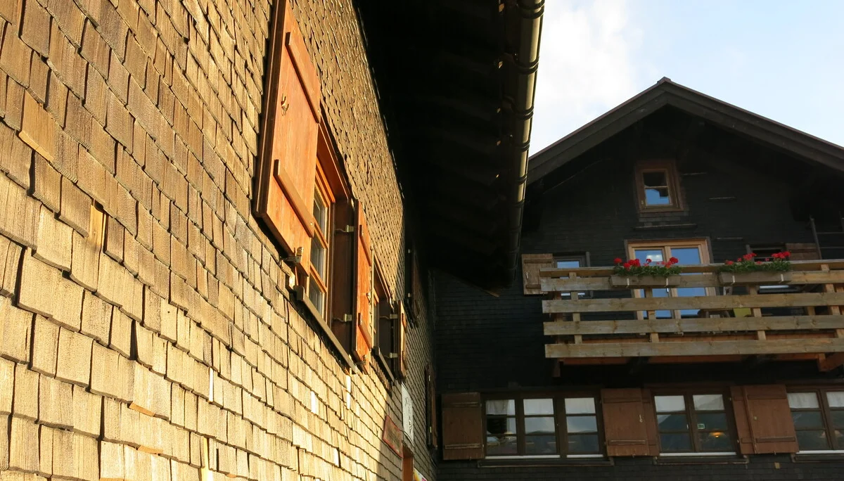Fassade der Schwarzwasserhütte mit Holzschindeln | © Nina Ahrens