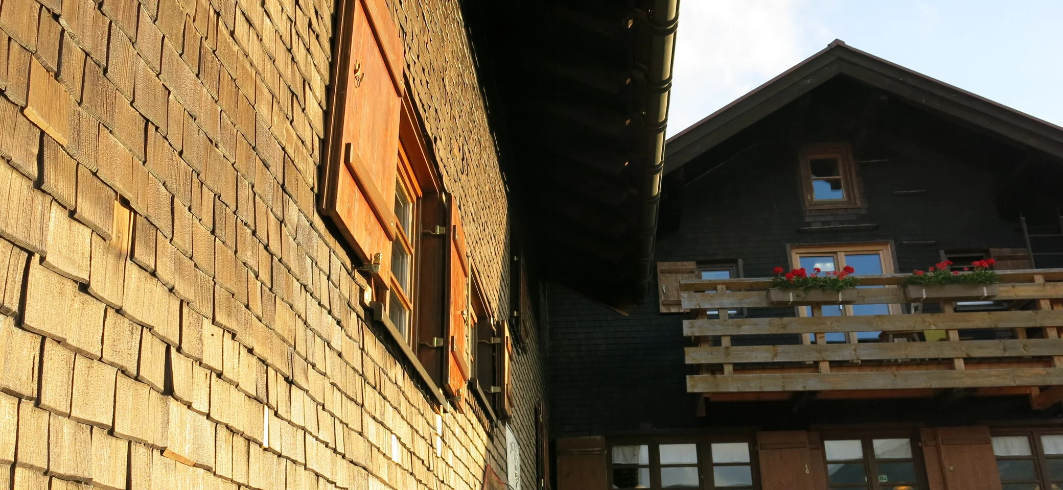 Fassade der Schwarzwasserhütte mit Holzschindeln | © Nina Ahrens