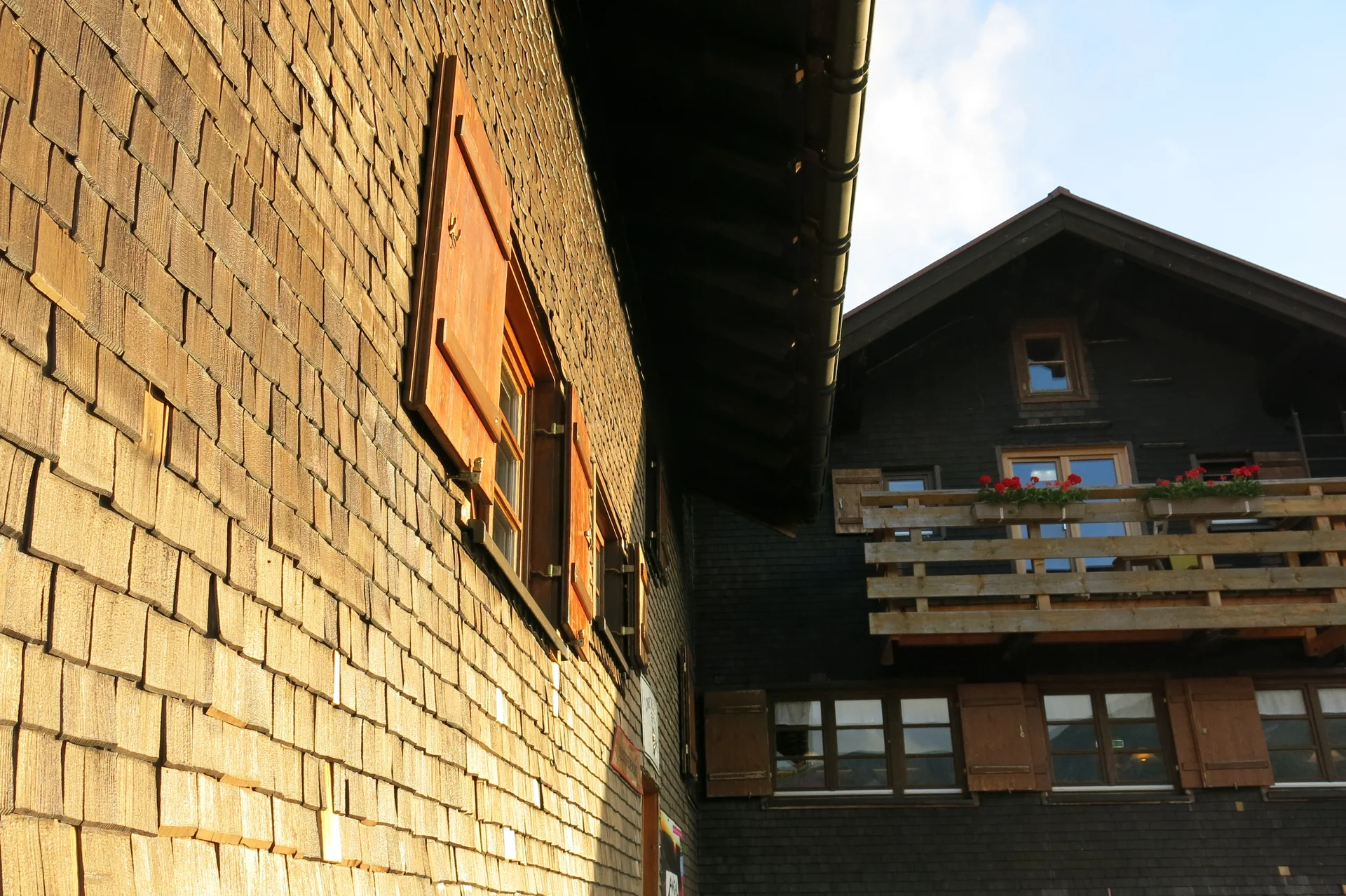 Fassade der Schwarzwasserhütte mit Holzschindeln | © Nina Ahrens