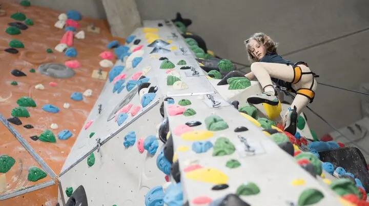 Ein Mädchen beim Familienklettern in der Kletterhalle des DAV | © DAV / Jens Klatt