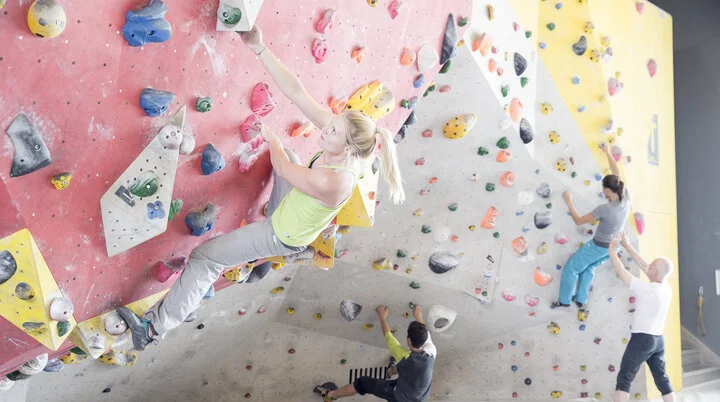 Mehrere Personen beim Bouldern in einer Boulderhalle des DAV | © DAV/ Hansi Heckmair