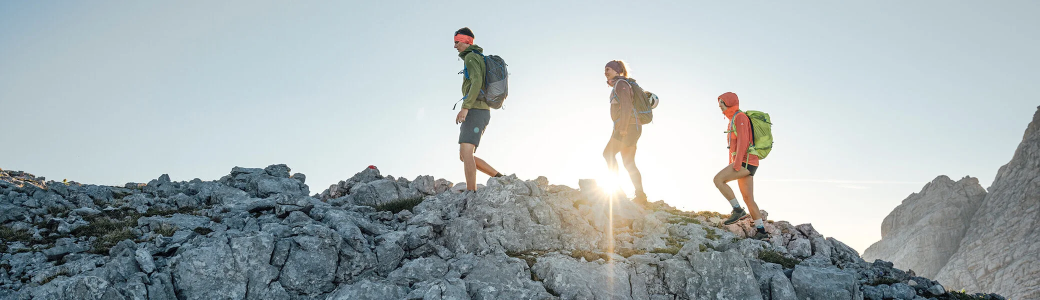 Drei Persinen besteigen im Sonnenaufgang einen Gipfel | © DAV / Julian Rohn