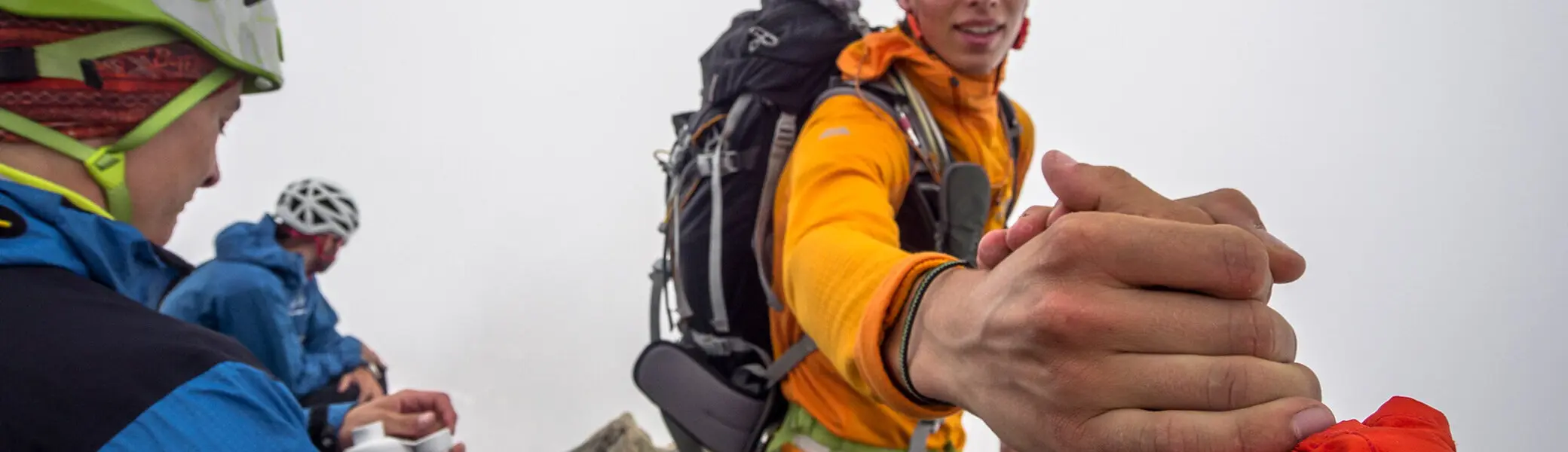Freunde auf dem Berg: Gegenseitig Händereichen bei den letzten Metern | © DAV / Silvan Metz