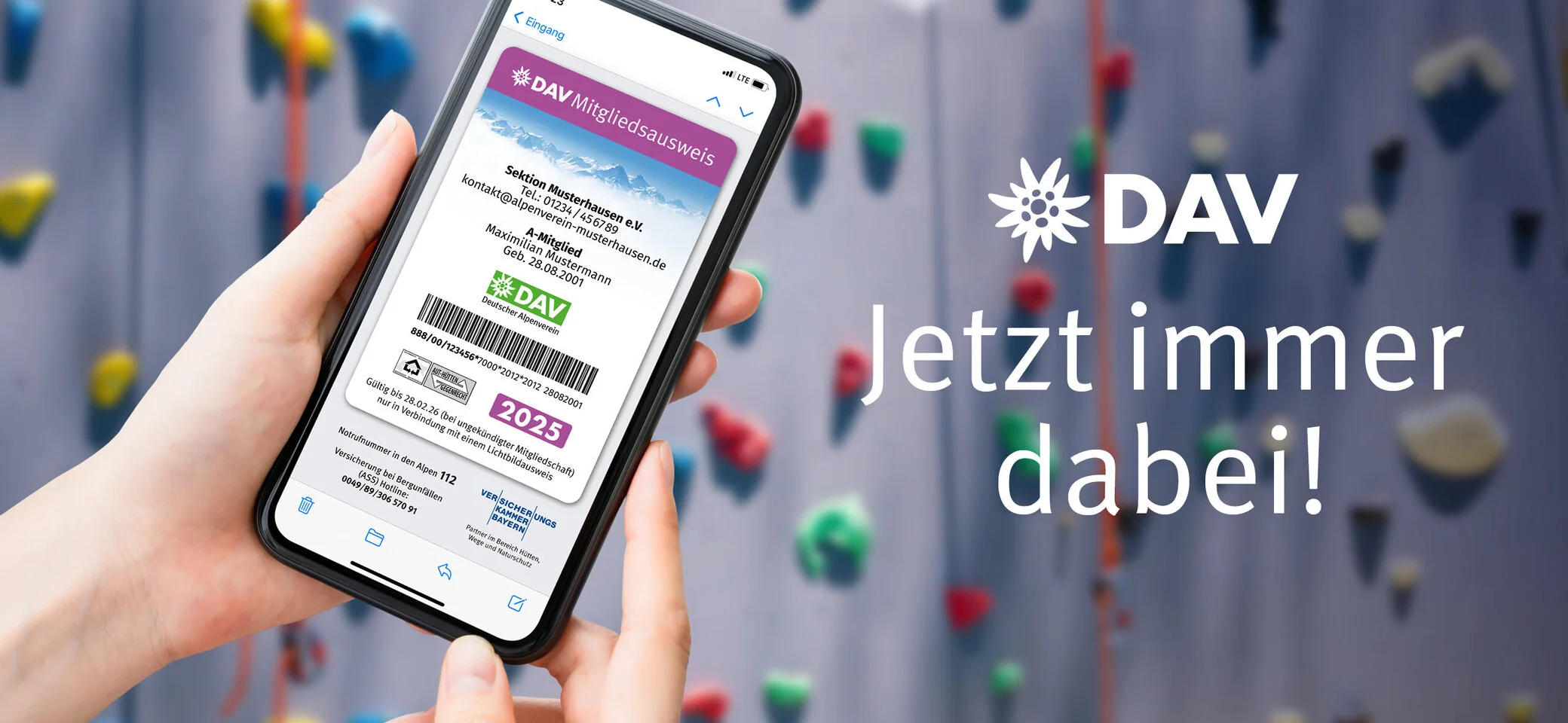 Ein Smartphone mit dem digitalen Mitgliedsausweis im Display | © DAV