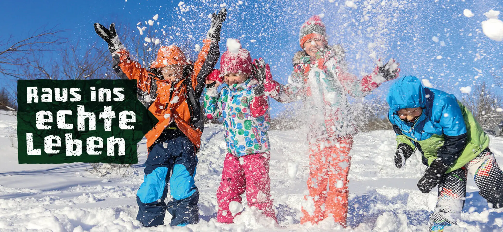 Foto aus der Kampagne des DAV: Raus ins echte Leben: zu sehen drei Kinder im Schnee | © Yanlev / Adobe Stock