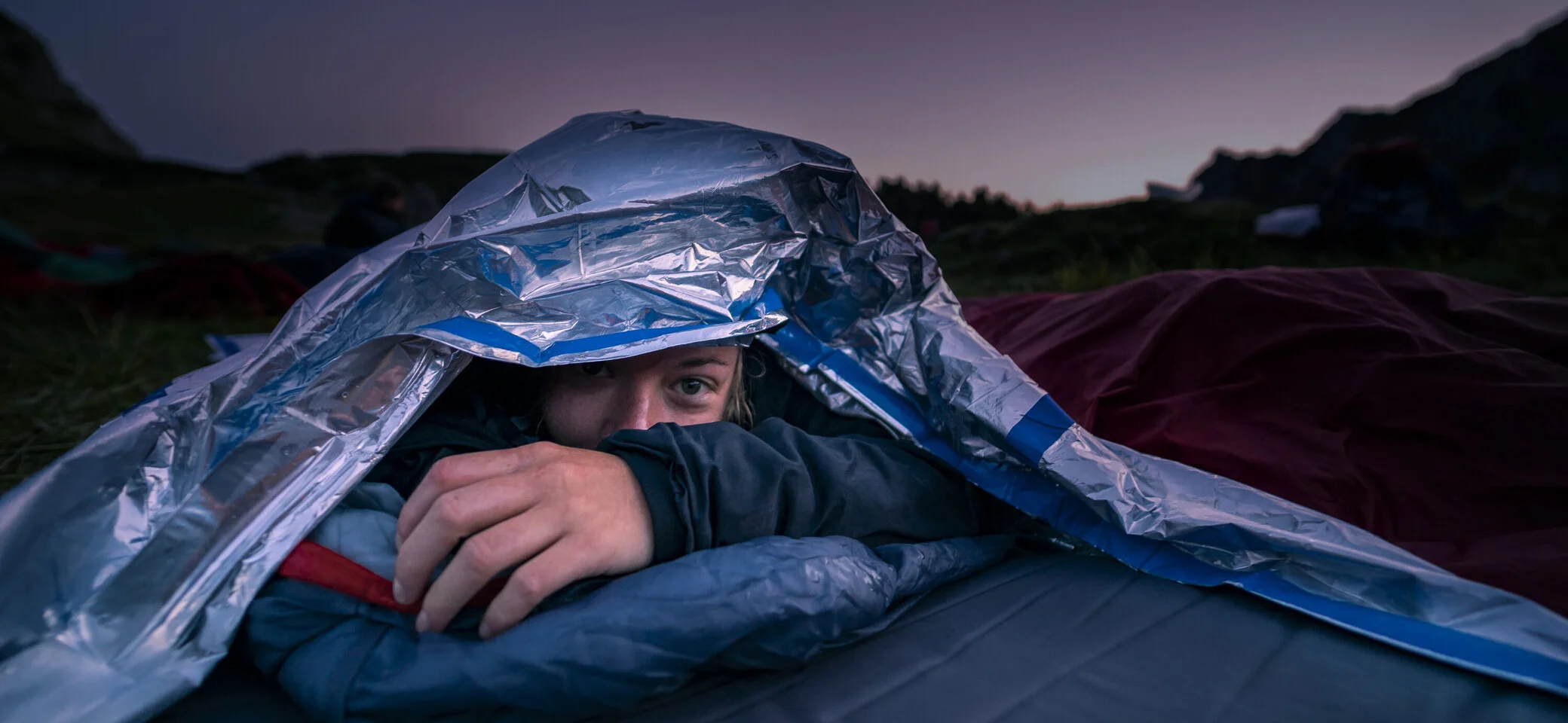 Ein Kind hat sich in einen Schlafsack gekuschelt | © Silvan Metz