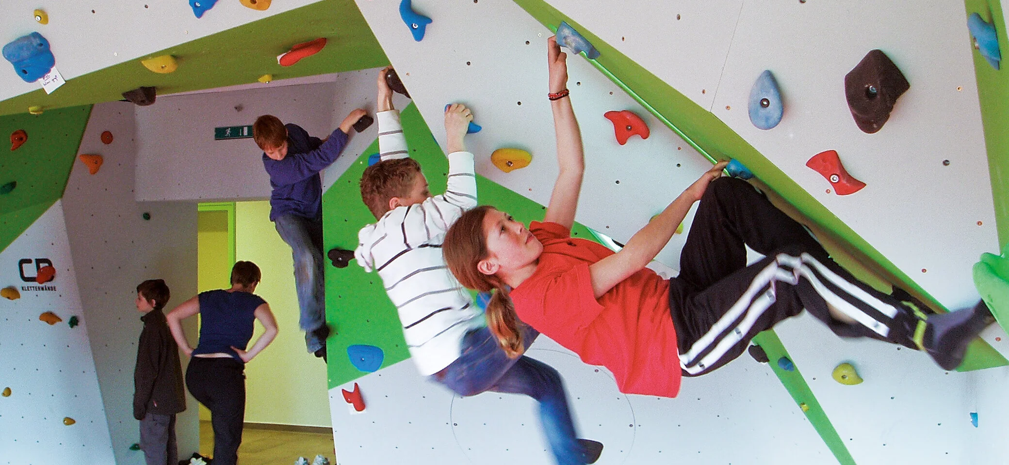 Jugendliche beim gemeinsamen Bouldern | © DAV / Jugendbildungsstätte Hindelang