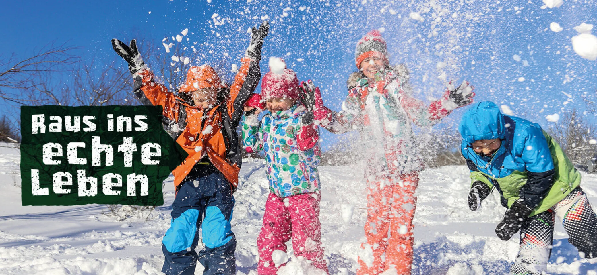 Foto aus der Kampagne des DAV: Raus ins echte Leben: zu sehen drei Kinder im Schnee | © Yanlev / Adobe Stock
